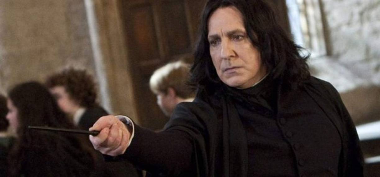 SEVERUS SNAPE<br/>Según se cuenta, la escritora J. K. Rowling tomó inspiración de sus propios maestros al momento de crear a los personajes de la escuela Hogwarts, lugar en el que ocurren gran parte de las aventuras de Harry Potter. <br/>En el caso particular de Snape, la inspiración vendría de John Nettleship, profesor de ciencias de Rowling y que tambíen tenía una melena corta y la naríz aguileña de Snape, cuya caracterización en el cine estuvo a cargo del fallecido actor Alan Rickman.