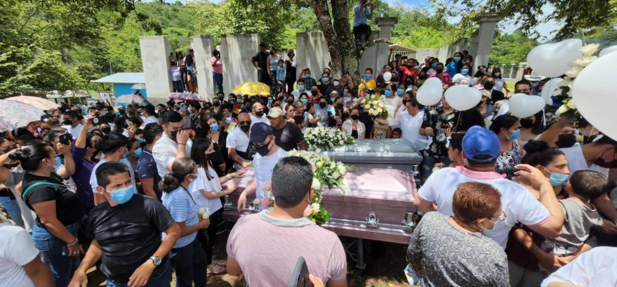 Entre lágrimas y un ambiente consternación, familiares y amigos dieron el último adiós a Margie Paz y los hermanos Alejandro y Fernando Caballeros.