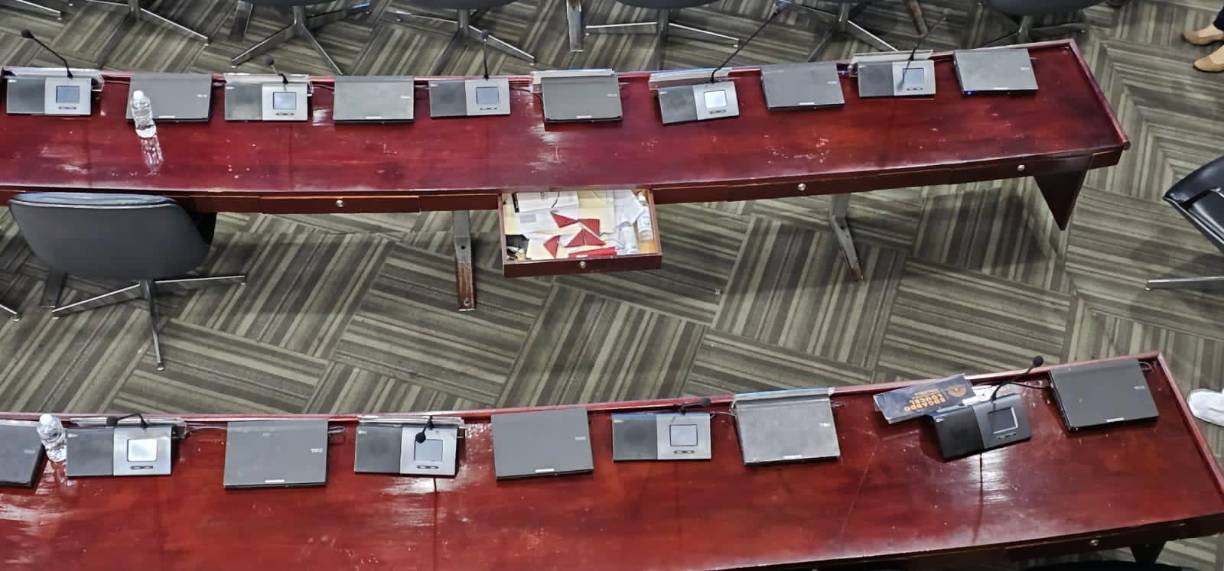 Los objetos sospechosos se encontraron en los muebles asignados a los parlamentarios que forman parte de la bancada del Partido Nacional, quienes presentaron la denuncia el miércoles.