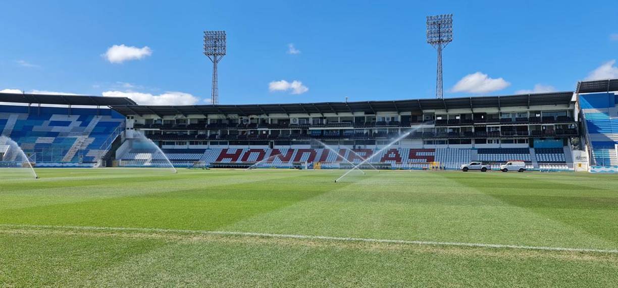 Carlos Banegas, administrador del estadio y su equipo están haciendo lo mejor posible para tener el Nacional en las mejores condiciones para la final.