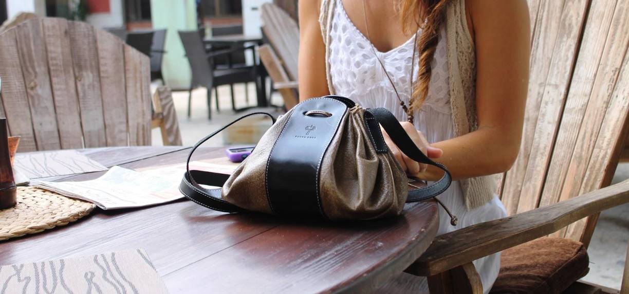 <b>No perder de vista el bolso</b>En cafeterías, mientras te pruebas unos zapatos o tomas un aperitivo en la calle... no te separes en ningún momento del bolso, la cartera, el abrigo o el móvil.