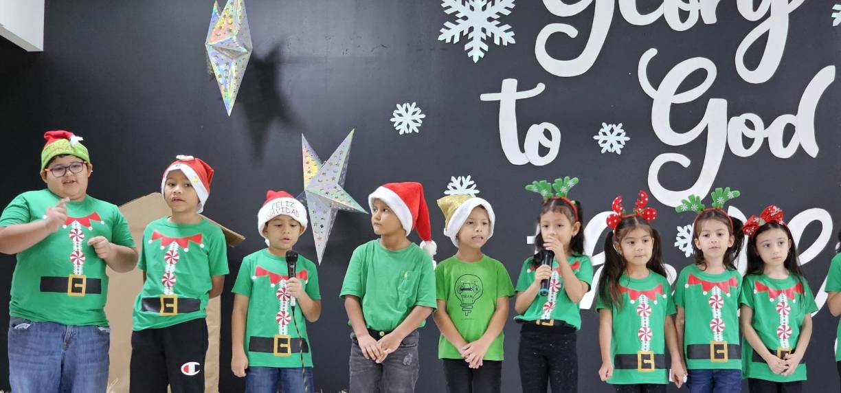Los jóvenes lucieron con vestimenta alusiva al festejo navideño, pasaron felices al escenario para realizar su presentación. 