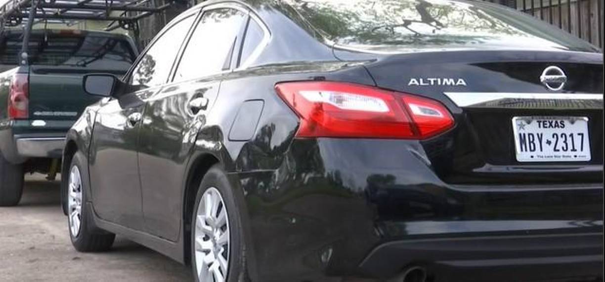 El carro en que se transportaba Elsa apareció en un edificio de apartamentos de Houston.