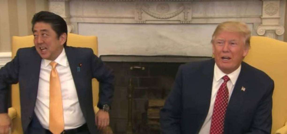 La expresión de alivio del japonés cuando Trump finalmente le soltó la mano resulta más que evidente. El demoledor saludo había durado 19 largos segundos.