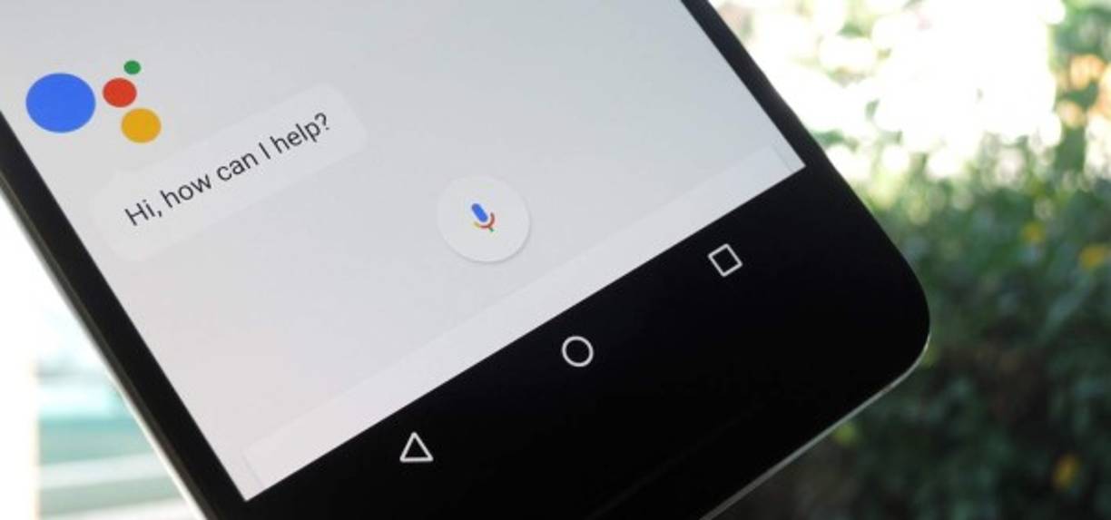 Al acceder a la interfaz de voz de Google Assistant con la frase 'Ok, Google', se pueden lanzar algunos ordendes especiales. Por ejemplo, al decir 'silencio', se apagan todos los sonidos; y para los amantes de Harry Potter, la expresión 'lumos', enciende la linterna del celular.