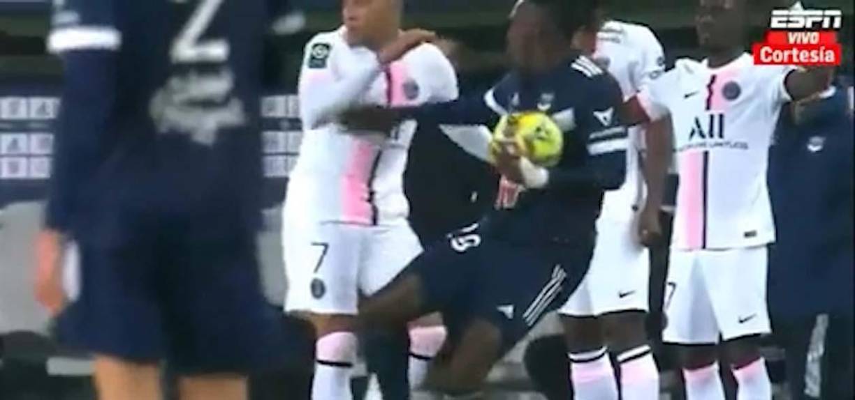 Alberth Elis tuvo un encontronazo con el crack Kylian Mbappé. El hondureño recibió una falta por parte del francés, luego el campeón del mundo le intentó sacar la pelota cuando ya se había sancionado la infracción y esto provocó el enfado del catracho. 