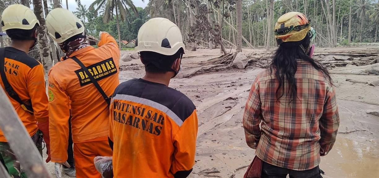 “De golpe, el cielo se oscureció y luego llegaron la lluvia y los nubarrones ardientes”, cuenta Bunadi, un habitante de la aldea de Kampung Renteng, en el este de Java, que afirma que se vio sorprendido por la irrupción de un “barro ardiente”.