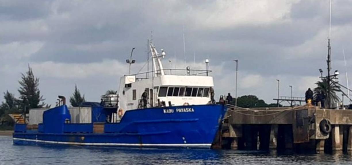 Vista de la embarcación Kabu Payaska, donde se incautaron al menos 1.400 kilos de cocaína en Trujillo, departamento de Colón. AFP