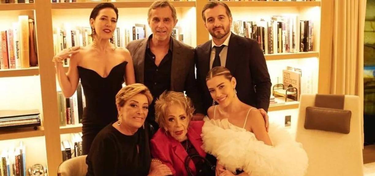  El centro de atención estaba en sí Luis Miguel, el padre de la novia, estaría presente en la boda y si sería quien entregara a su hija en el altar. 