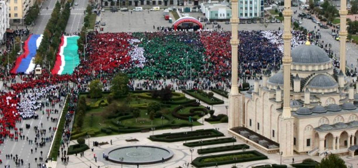 Miles de jóvenes, en Chechenia, se volcaron a las calles para celebrar el natalicio del presidente ruso Vladímir Putin.