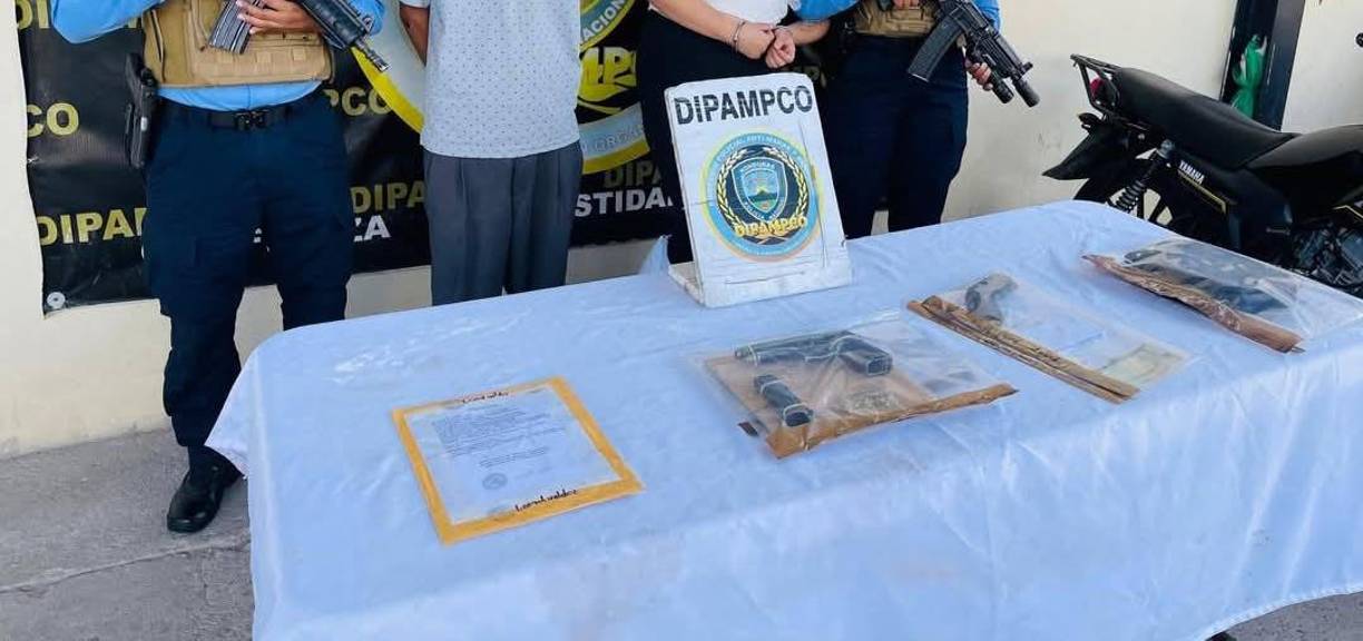 Una de las armas de fuego decomisadas presuntamente fue utilizada para atentar contra víctimas de extorsión y cometer otros delitos.