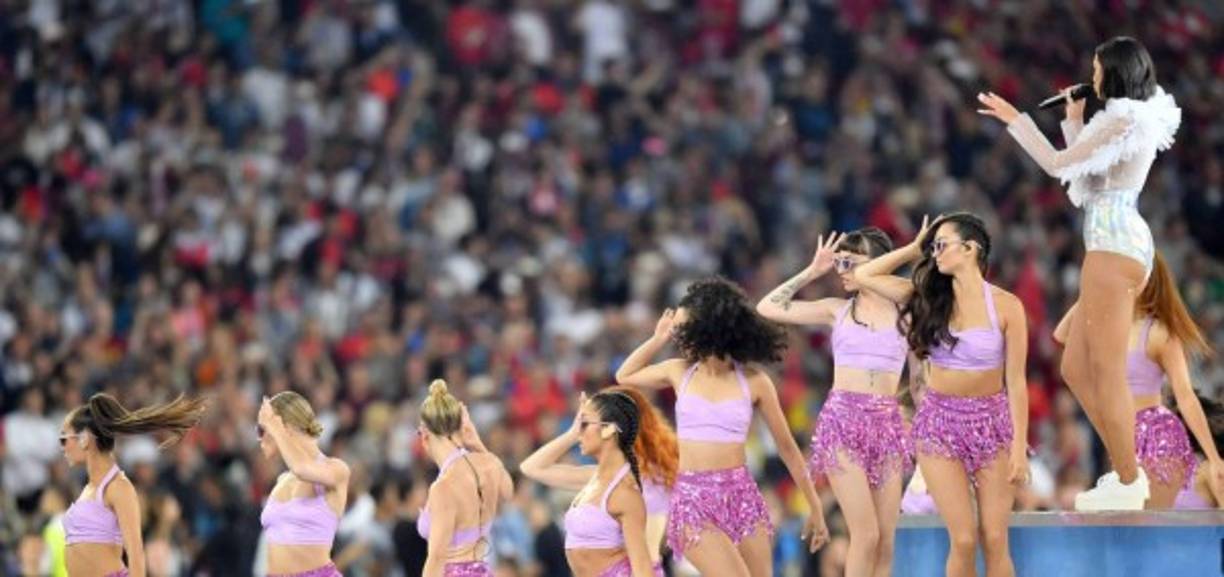 Entre su séquito de bailarinas Lipa fue acompañada por el DJ Calvin Harris, para iniciar con su tema 'One Kiss' y posteriormente se unió al rapero Sean Paul para interpretar 'No Lie'.