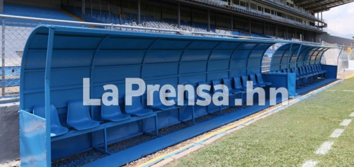 Donde se van a sentar los suplentes se han colocado nuevos asientos.