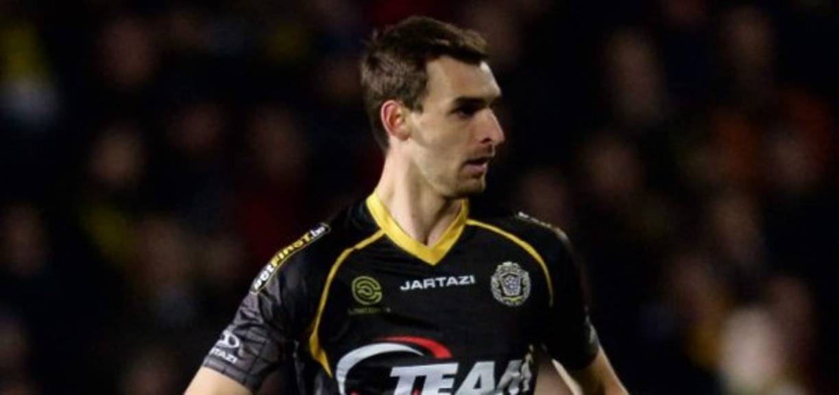 30 de abril de 2015: el defensa del Lokeren Gregory Mertens, de 24 años, víctima de una crisis cardíaca durante un partido de reservas contra el Genk tres días antes, muere en un hospital de Bruselas.<br/>