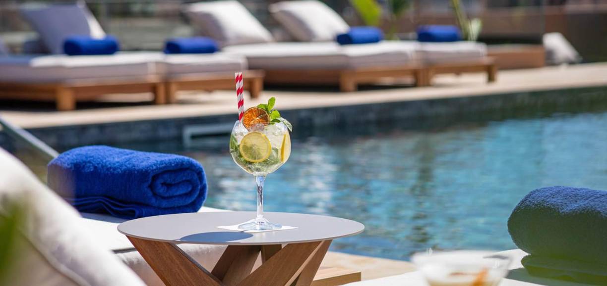 Se encuentra sólo a cinco kilómetros del aeropuerto. 