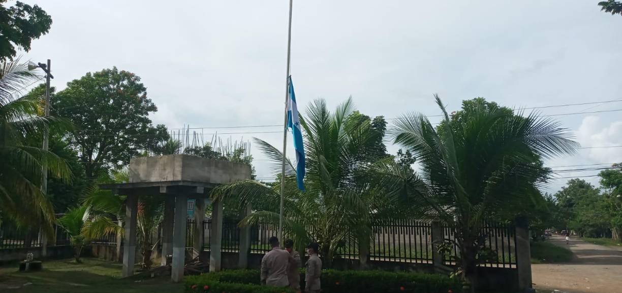 El cadáver de la víctima quedó tendido en la calle de tierra con su motocicleta encima.