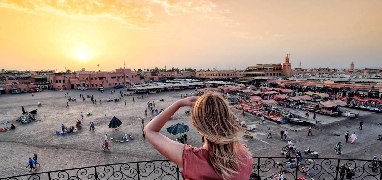 El establecimiento también ofrece a los viajeros opciones de ocio en la ciudad y en las afueras de Marrakech, como excursiones en camello o en jeep en el desierto, baños en las Cascadas de Ouzoud en las montañas del Atlas o escaladas a 4.000 metros.