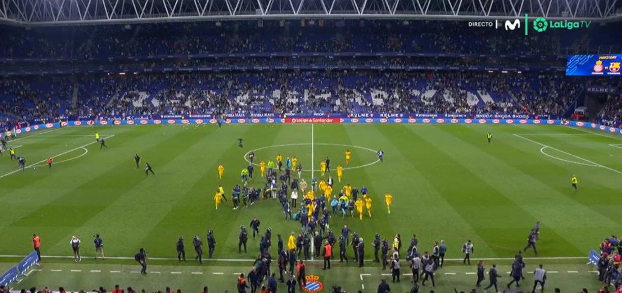 Los aficionados se acercaron hasta la entrada de los vestuarios, donde la policía montó una barrera de escudos, mientras los hinchas fueron retirándose.