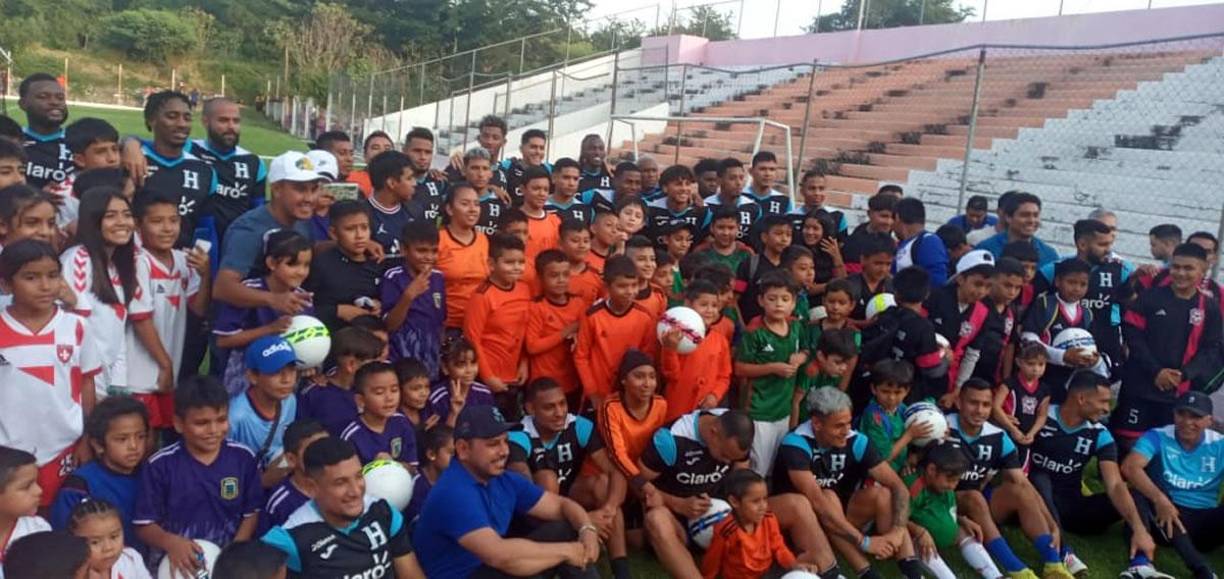 Los seleccionados regalaron balones, autógrafos y se tomaron fotos con los pequeños.