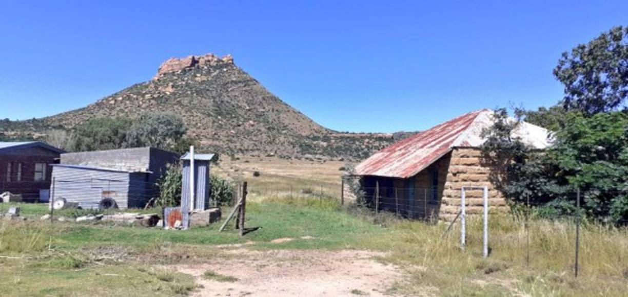 LESOTO<br/>Comenzamos este escaso recorrido en África, específicamente en el sur del continente, donde se encuentra el pequeño reino de Lesoto, un país independiente pero completamente rodeado por Sudáfrica.<br/>Con una población de unos 2 millones de habitantes, las autoridades decretaron la medida de confinamiento durante un período de 25 días. <br/>Como el país no está acostumbrado a lidiar con emergencias sanitarias de este tipo, prácticamente carecía de medios de detección y diagnósticos, pero gracias a una donación recibida recientemente, comenzó a efectuar pruebas entre sus ciudadanos, identificando unos 8 casos sospechosos.<br/>