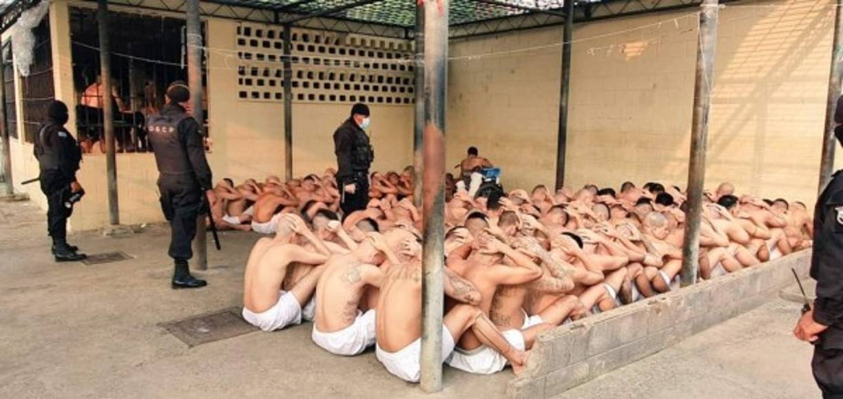 El Salvador se encuentran bajo estado de emergencia y una cuarentena domiciliar obligatoria a raíz de la pandemia del COVID-9 y, según la prensa local, las principales pandillas ordenaron a los pobladores de la zonas que controlan respetar el confinamiento bajo amenazas de muerte.<br/>