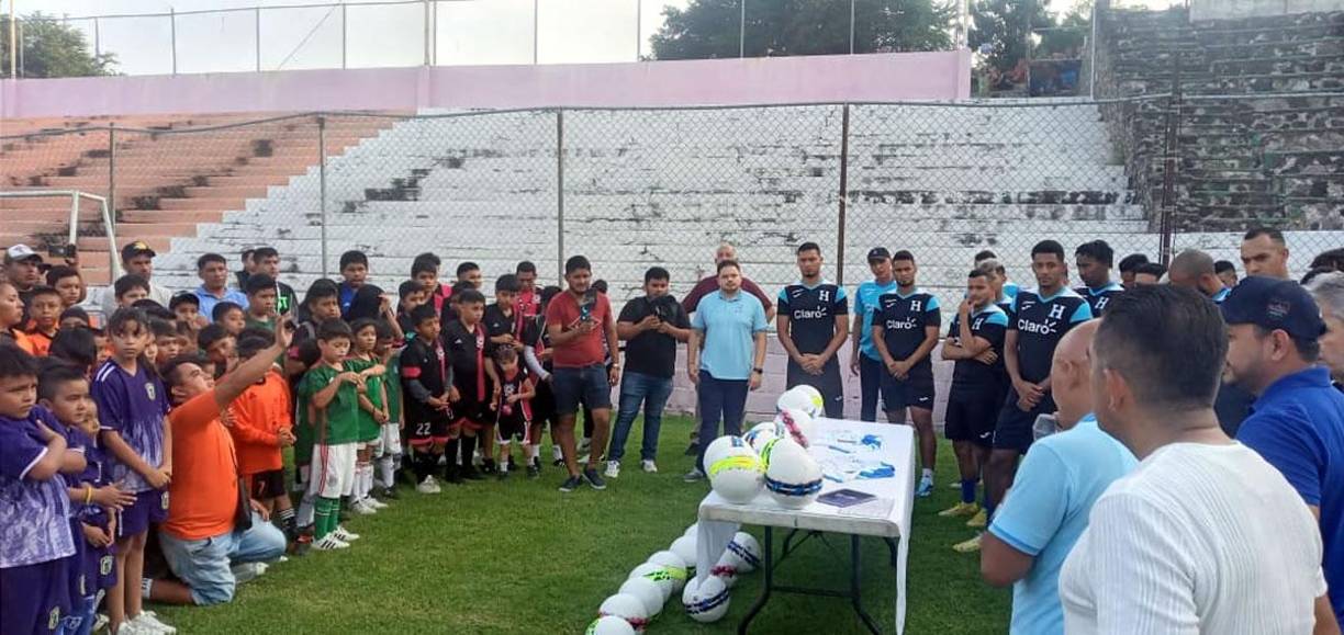 Los chicos estuvieron cerca de 20 minutos compartiendo con los atletas catrachos que abrieron sus puertas a esos niños y niñas que disfrutan jugar al fútbol.