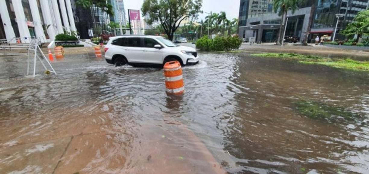 Eta llegó a territorio estadounidense a las 23H00 locales del domingo (04H00 GMT) por Lower Matecumbe Key, en los Cayos de Florida, según el CNH. Era entonces una 'intensa tormenta tropical' con vientos de 100 km/h, pero no se reintensificó a huracán como se esperaba.