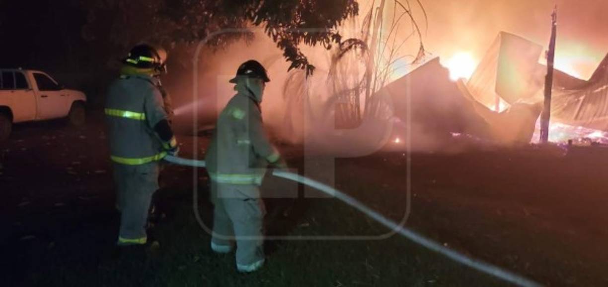 A la escena llegaron los miembros del Cuerpo de Bomberos, estación Fesitranh, quienes luego de varios minutos apagaron las peligrosas llamas que amenazaban con expandirse a otras casas.