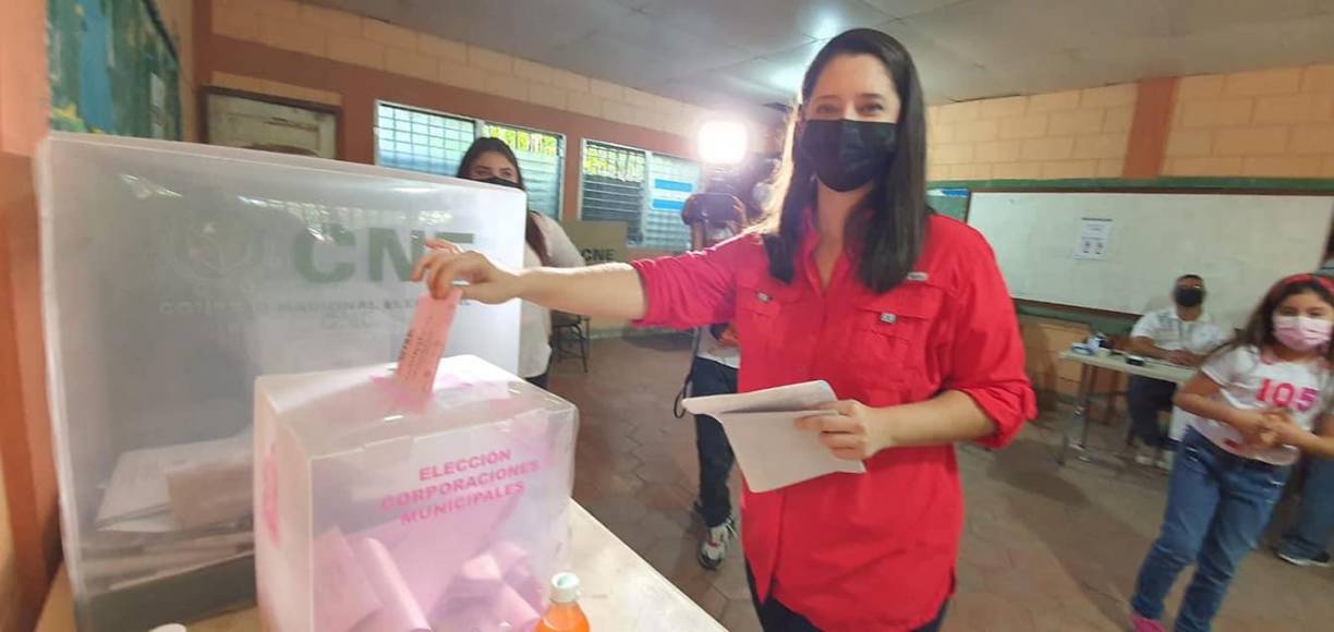 “Hemos dicho presente y #toditolibreHoy Xiomara Castro De Zelaya se convertirá en la primera mujer presidenta en #Honduras y vamos a rescatar el Congreso Nacional siendo mayoría, así cómo las alcaldías.Asi que si usted todavía no acudió a votar, en cualquier parte del país que esté, le invito a que, con toda la conciencia de vencer a los corruptos, vayamos masivamente a las urnas y marquemos por el Partido Libre”, dijo en sus redes sociales. 