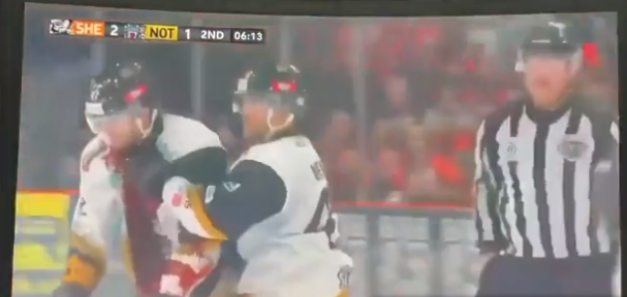 El jugador de hockey sobre hielo se había retirado de la cancha lleno de sangre tras el impacto del patín de su rival en el partido.