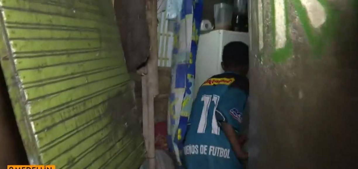 <b>Temprano en la mañana tiene que bailar en los semáforos</b> para conseguir dinero y así llevar algo de comida a su casa.