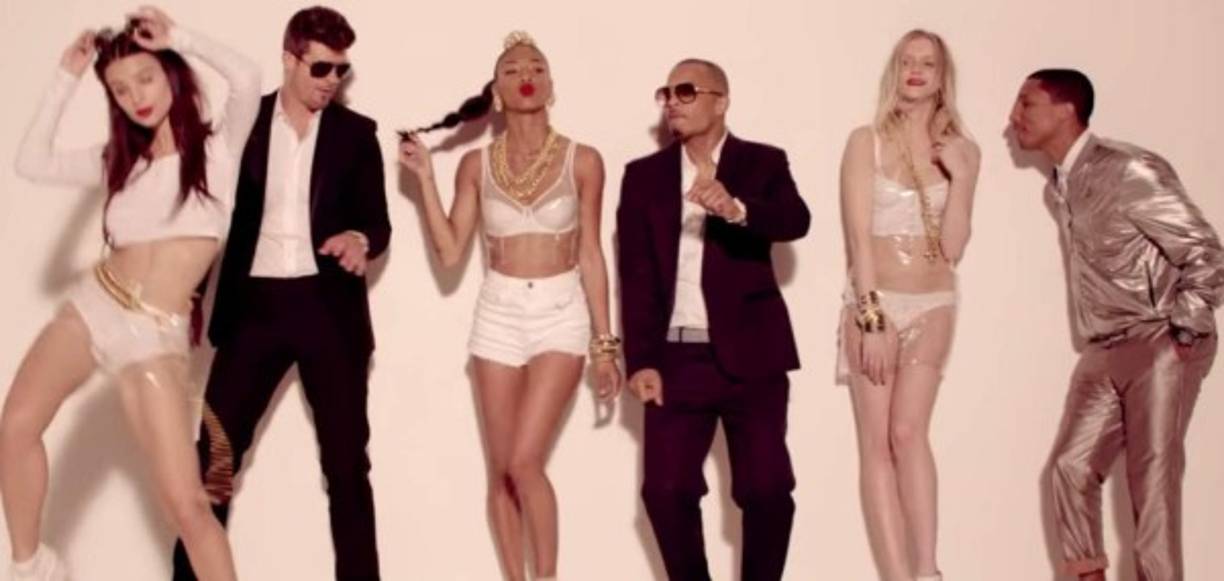 Irónicamente, aunque TI ha implementado reglas estrictas con respecto a la vida sexual de su hija, no tiene problemas para promover un estilo de vida libertino con su música. <br/><br/>Muchos de los éxitos del rapero, incluido el tema Blurred Lines, con Robin Thicke y Pharrell Williams, cuentan con letras explícitas. De hecho este tema causó indignación porque la letra describe a un hombre tratando de obligar a una mujer que no está interesada a tener relaciones sexuales con él.<br/>