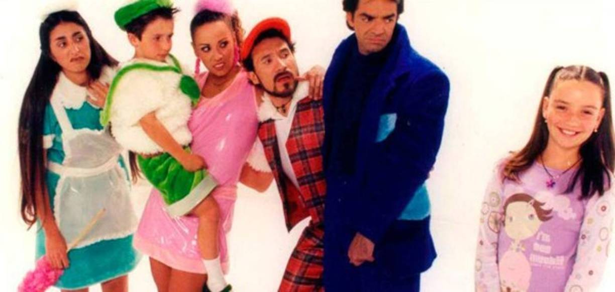 La comedia comenzó a transmitirse en 2002 y terminó en 2012. Estaba protagonizada por Eugenio Derbez (Ludovico), Consuelo Duval (Federica), Luis Manuel Ávila (Junior), Miguel Pérez (Ludoviquito), Regina Blandón (Bibi) y Bárbara Torres (Excelsa).<br/>