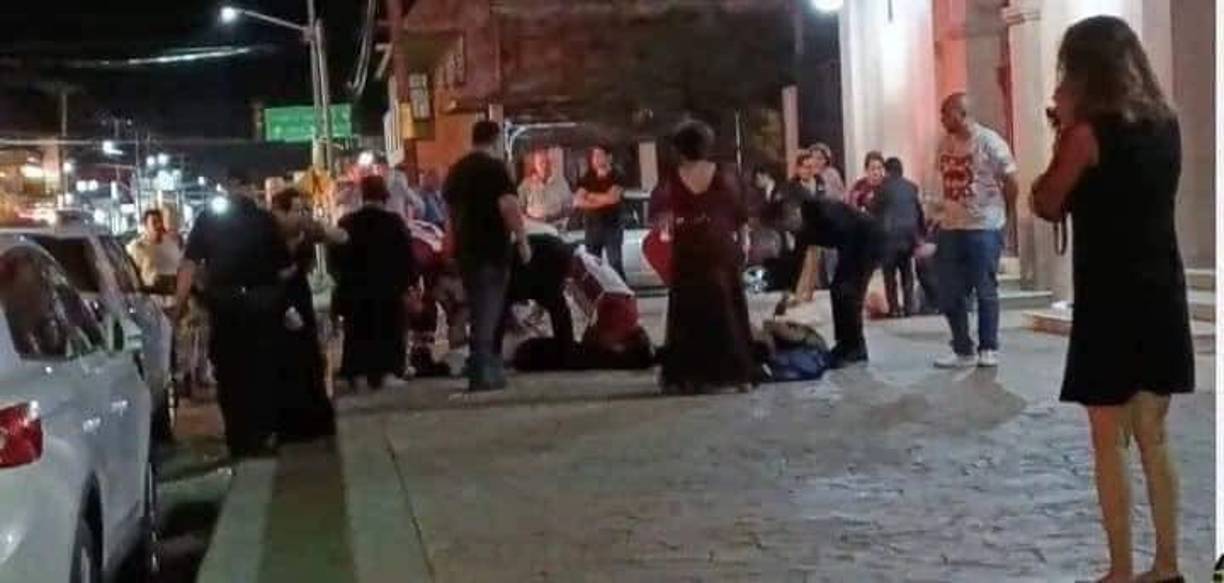 Según testigos, cuando los novios salían del templo y eran felicitados por familiares y amigos, un hombre se coló entre los presentes y disparó a quemarropa contra el novio, originario de Durango pero residente de la ciudad de Guadalajara, Jalisco.