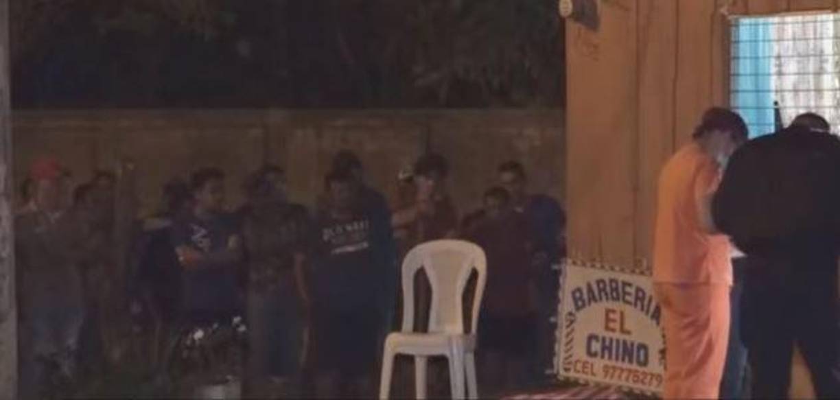 Decenas de vecinos llegaron a la barbería antes de que el personal de Medicina Forense levantara el cadáver.