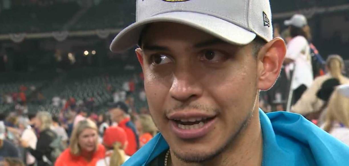 Mauricio Dubón se mostró muy emotivo en los festejos tras lograr conquistar la Serie Mundial.