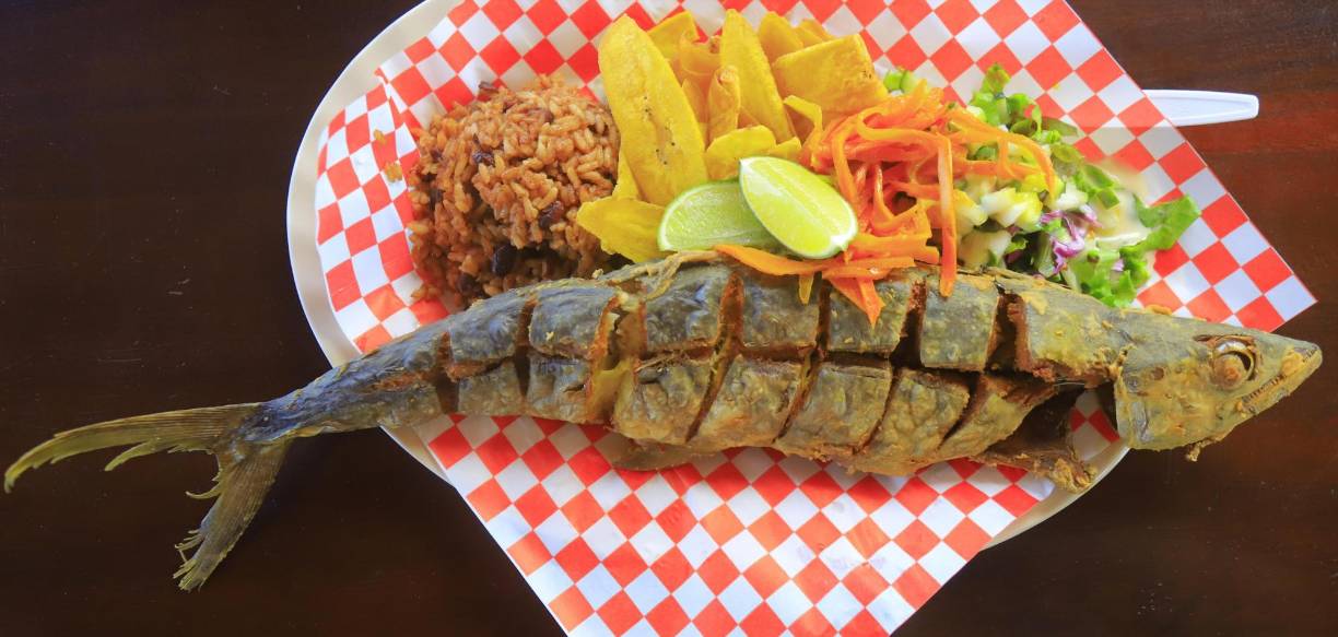 Los deliciosos platillos de pescados fritos no pueden faltar en la mesa de los restaurantes de las playas de Tela