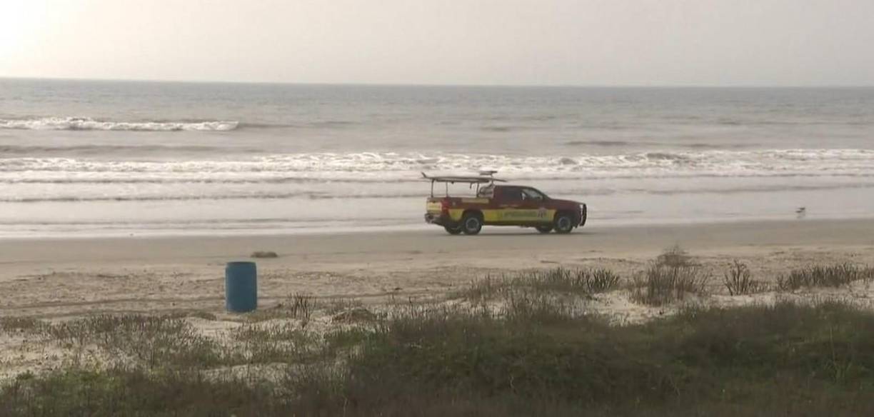 Según el reporte de las autoridades, a las 5:30pm la familia alertó al 911 sobre la desaparición, pero aclararon que nadie los vio sumergirse. Los familiares de los adolescentes desaparecidos se encontraban en el lugar de la búsqueda.