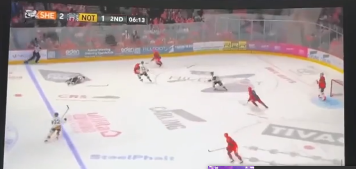 Sus compañeros formaron un círculo alrededor de Johnson inmediatamente después del incidente, antes de que se levantaran las protecciones y los jugadores regresaran a los vestuarios.