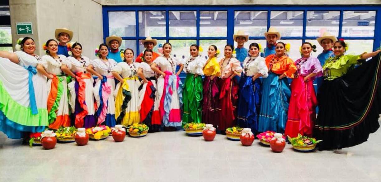 “Amamos lo que hacemos, nos encanta, nos apasiona, y eso es lo que nos ha mantenido hasta la fecha como uno de los mujeres grupos de folklore en la zona norte, tenemos 45 miembros activos entre 18 a 35 años pero no tenemos límite de edad”, puntualizó.