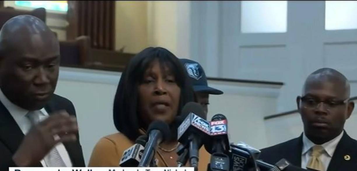 “¿Sabe usted lo que siento por no haber estado ahí para mi hijo?”, lamentó RowVaughn Wells, impactada y consciente de que al joven lo golpearon salvajemente muy cerca de su casa. Joe Biden rechazó lo ocurrido y pidió paz a quienes reclaman justicia.