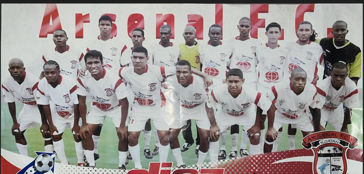 Su último equipo fue el Arsenal de Roatán de la Segunda División en donde fue compañero de Georgie Welcome. Mario Peri es el primero de la izquierda que está agachado.