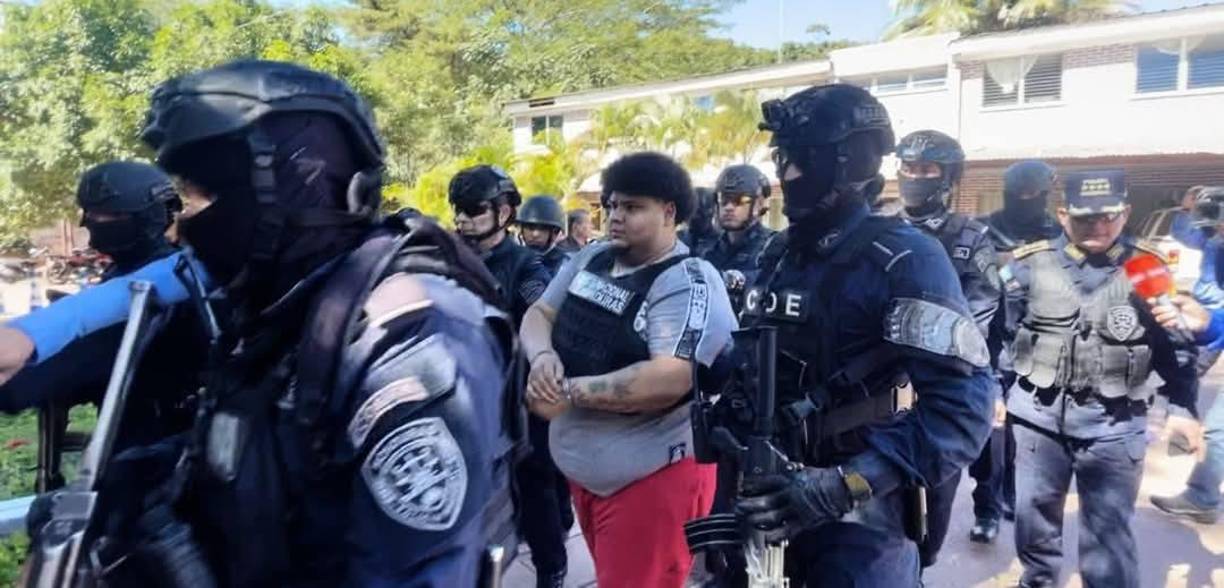 El informe detalla que “Posterior a las capturas, ambos detenidos fueron trasladados bajo estrictas medidas de seguridad a la base de la Dirección Nacional de Fuerzas Especiales en Tegucigalpa, Distrito Central. 