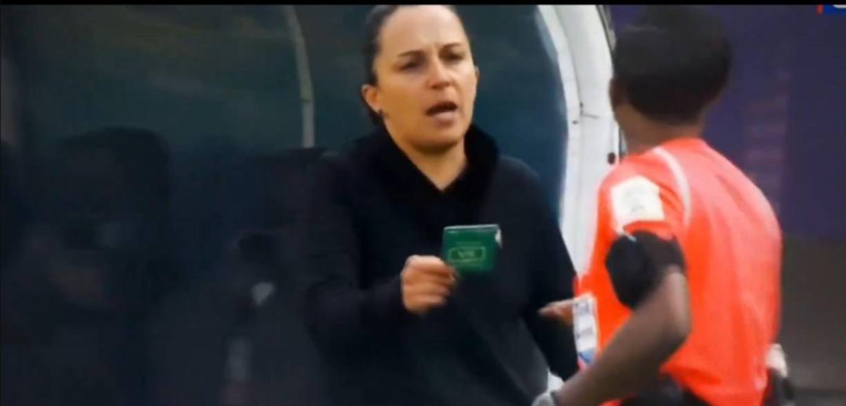 La Selección Mexicana Femenil ya ‘estrenó’ esta novedosa herramienta de la FIFA en su partido en contra de Camerún, cuando la directora técnica del Tri, Ana Galindo, sacó la tarjeta verde para revisar una posible expulsión de una jugadora rival.