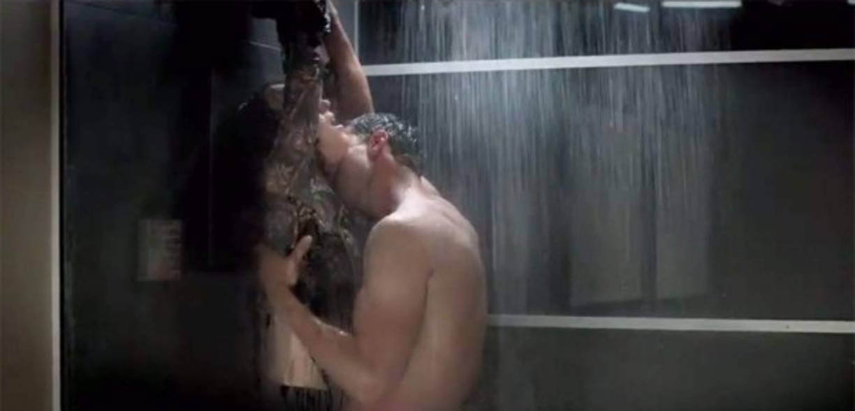 En 'Cincuenta Sombras más Oscuras', la fetichista pareja, encarnada por el actor norirlandés Jamie Dornan y la estadounidense Dakota Johnson, continúan en la gran pantalla el siguiente capítulo en los bestsellers de la escritora E.L. James.