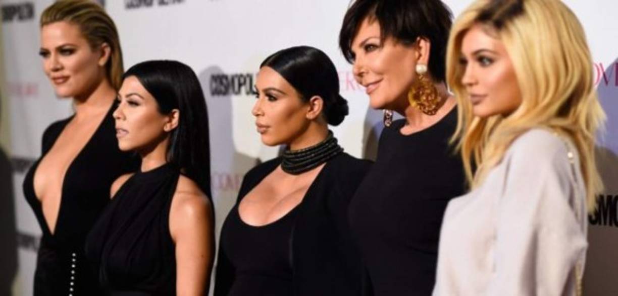 Kim, Kourtney y Khloe Kardashian, Kendall y Kylie Jenner y la matriarca de la familia, Kris Jenner, celebraron su década de éxito en la televisión con una sexi producción fotográfica para el medio 'The Hollywood Reporter'.