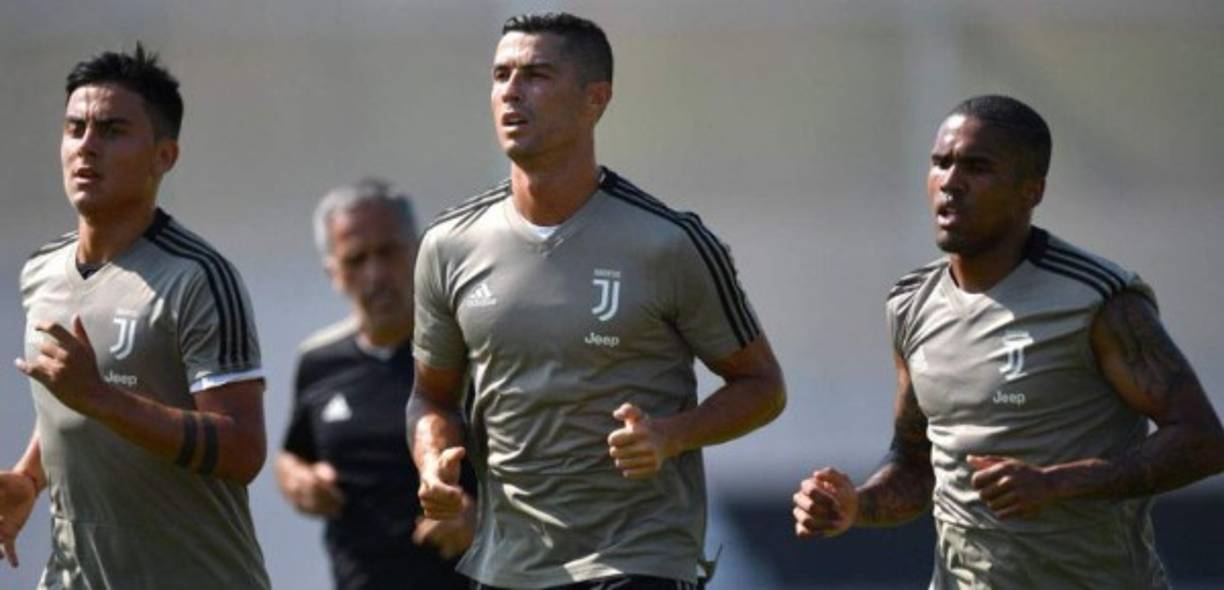 Cristiano Ronaldo junto a Paulo Dybala y Douglas Costa, estrella de la ofensiva de la Juventus.