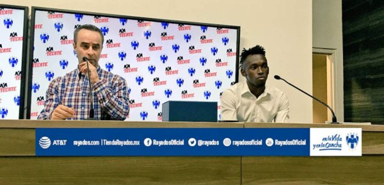 Alberth Elis, atento escuchando las palabras de bienvenida de Luis Miguel Salvador.