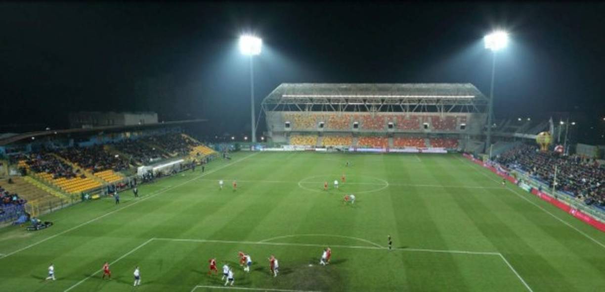 El Estadio Municipal de Bielsko-Biała cuenta con un aforo para 6.962 espectadores.