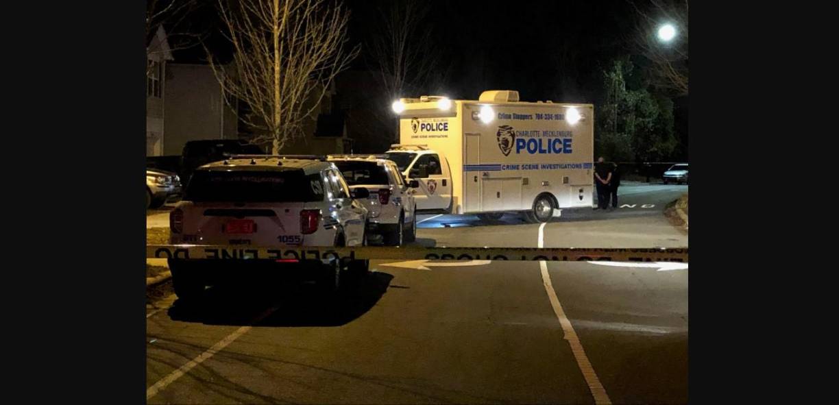 La policía atendió una denuncia de un crimen en ese sitio. Al llegar, hallaron un cadáver ensangrentado en la avenida Choyce. 